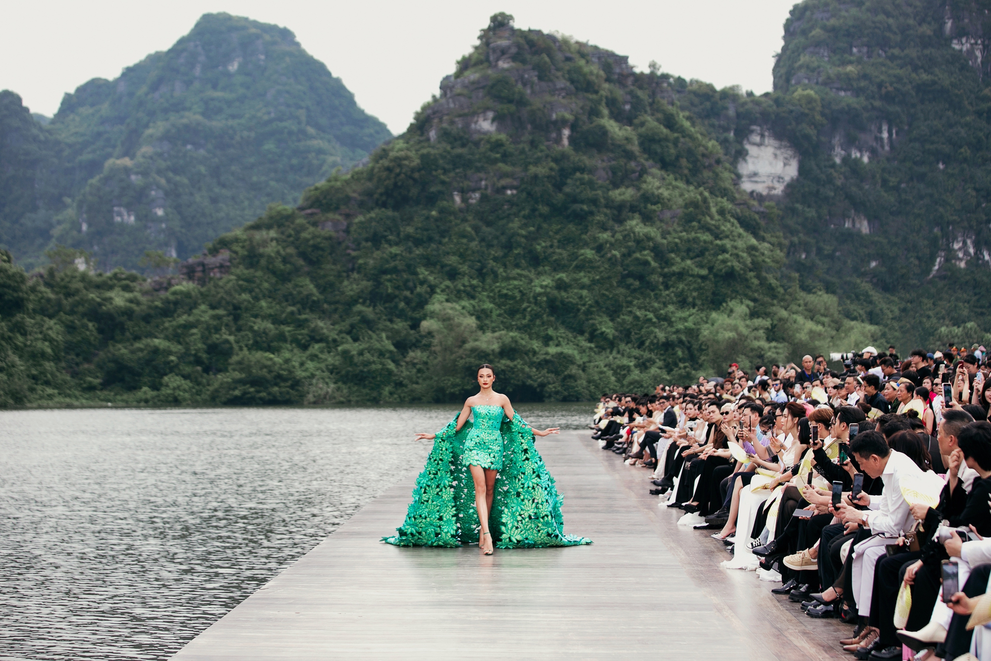 H’Hen Niê, Ngọc Châu, Xuân Hạnh đi bè đến sàn catwalk trong show Lê Thanh Hòa - Ảnh 8.