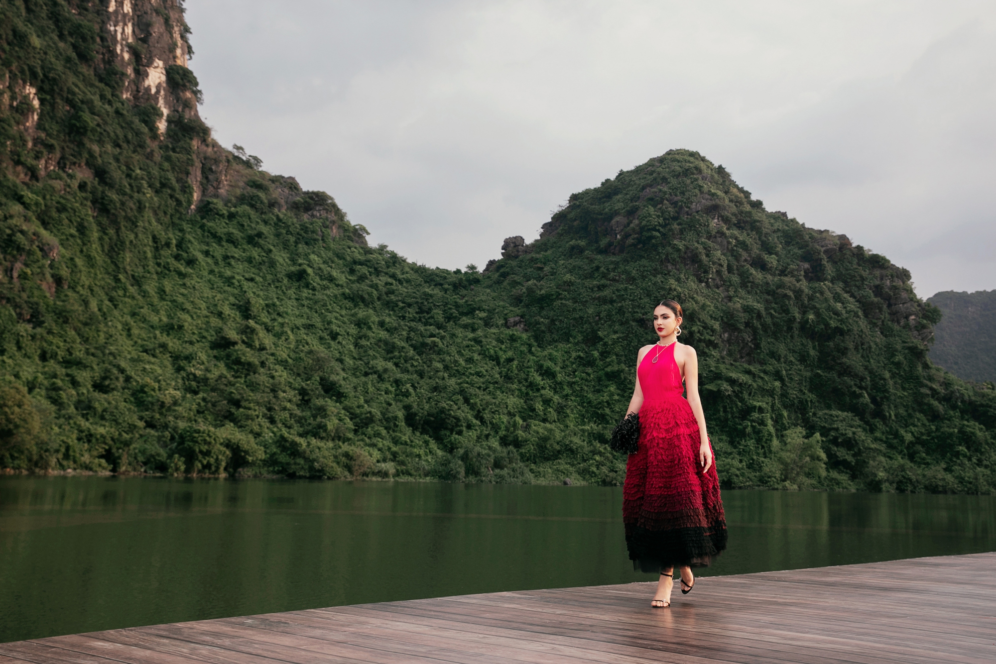 H’Hen Niê, Ngọc Châu, Xuân Hạnh đi bè đến sàn catwalk trong show Lê Thanh Hòa - Ảnh 11.