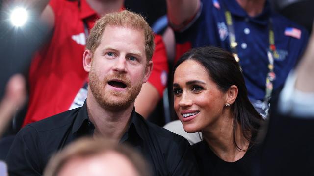 Meghan lần nữa từ chối về quê chồng, Harry đơn độc trở lại nước Anh và có thể hội ngộ Vua Charles- Ảnh 1.