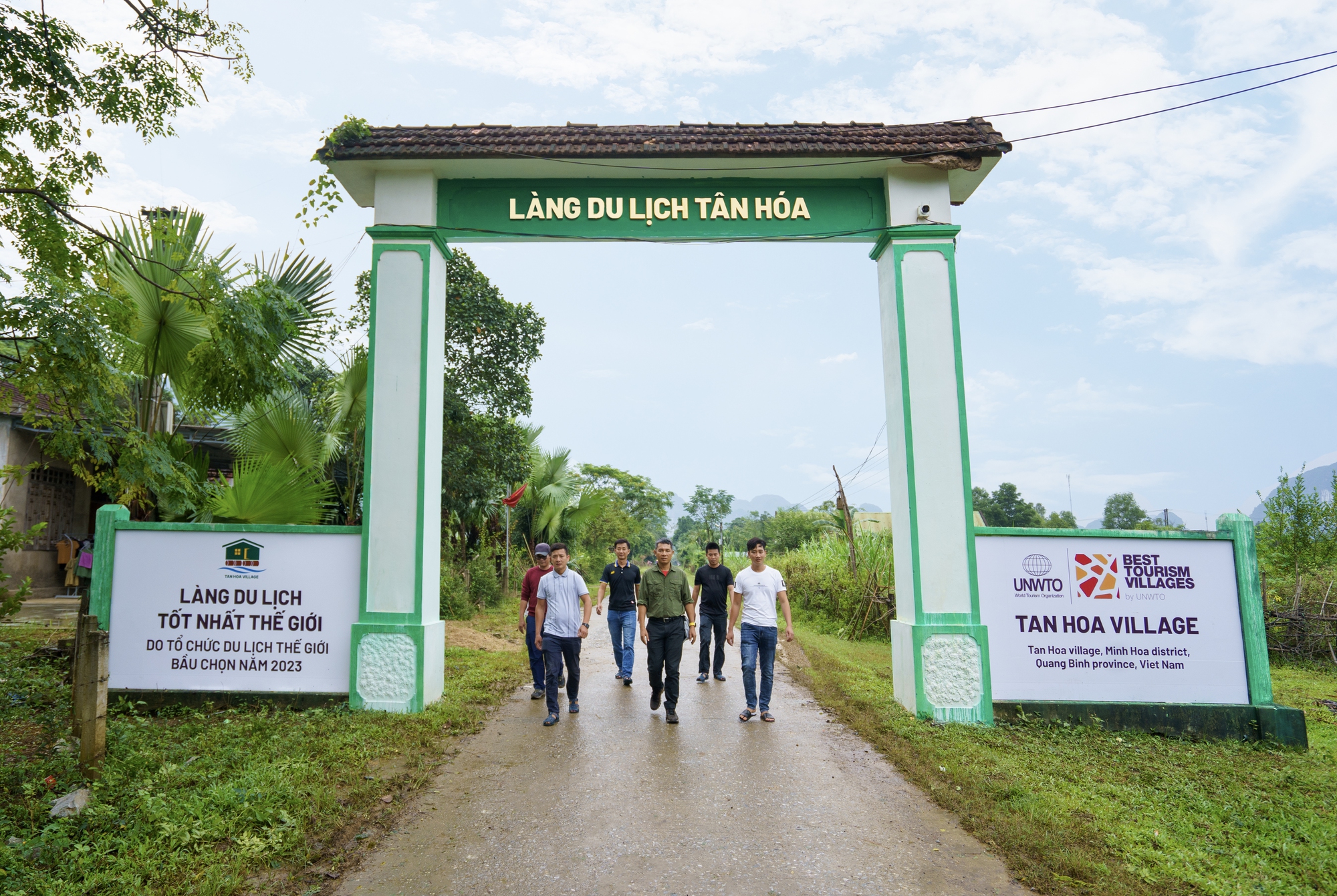 Chuyện chưa kể về Tân Hóa - Làng du lịch thích ứng thời tiết tốt nhất thế giới đang bị cô lập giữa nước lũ - Ảnh 6.