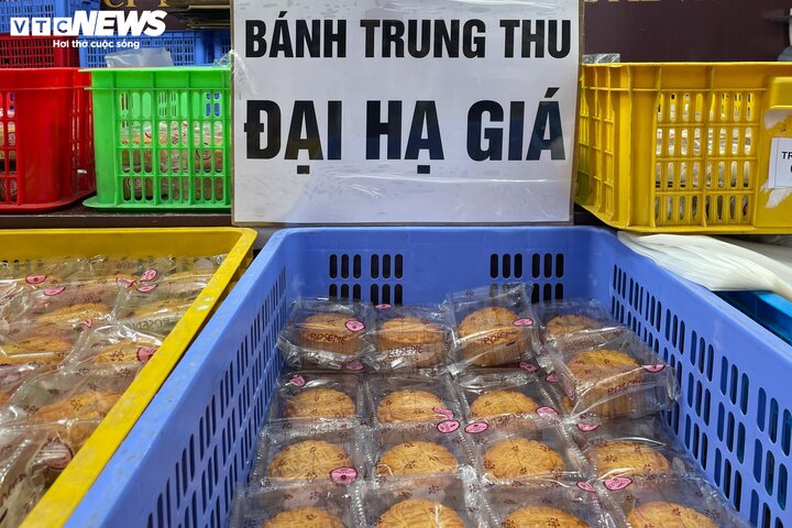 Bánh trung thu giảm giá một nửa, mời chào khách sau rằm - Ảnh 3.