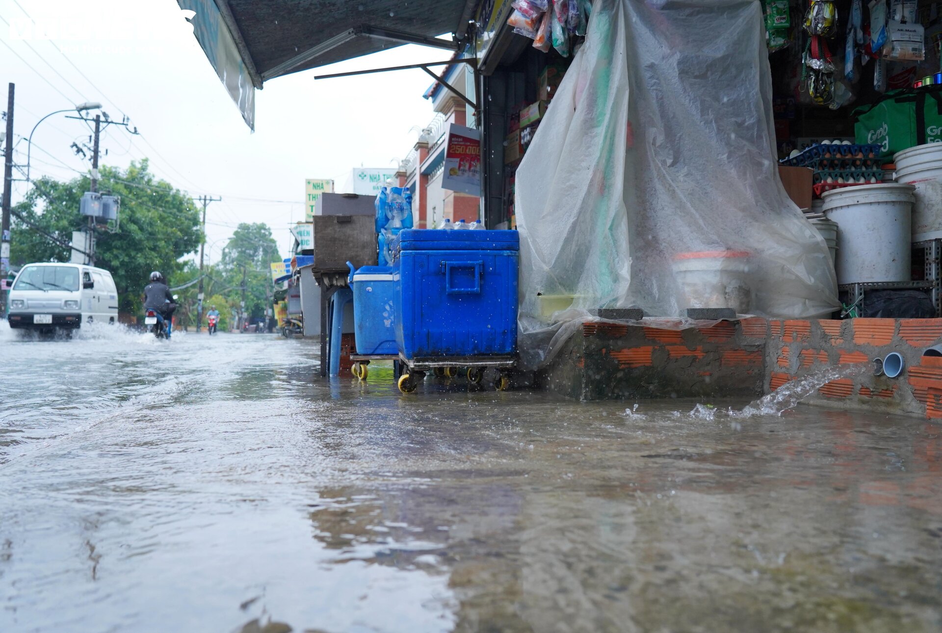 TP.HCM: Mưa kéo dài 5 tiếng, ô tô chết máy, người dân bì bõm lội giữa biển nước- Ảnh 12.