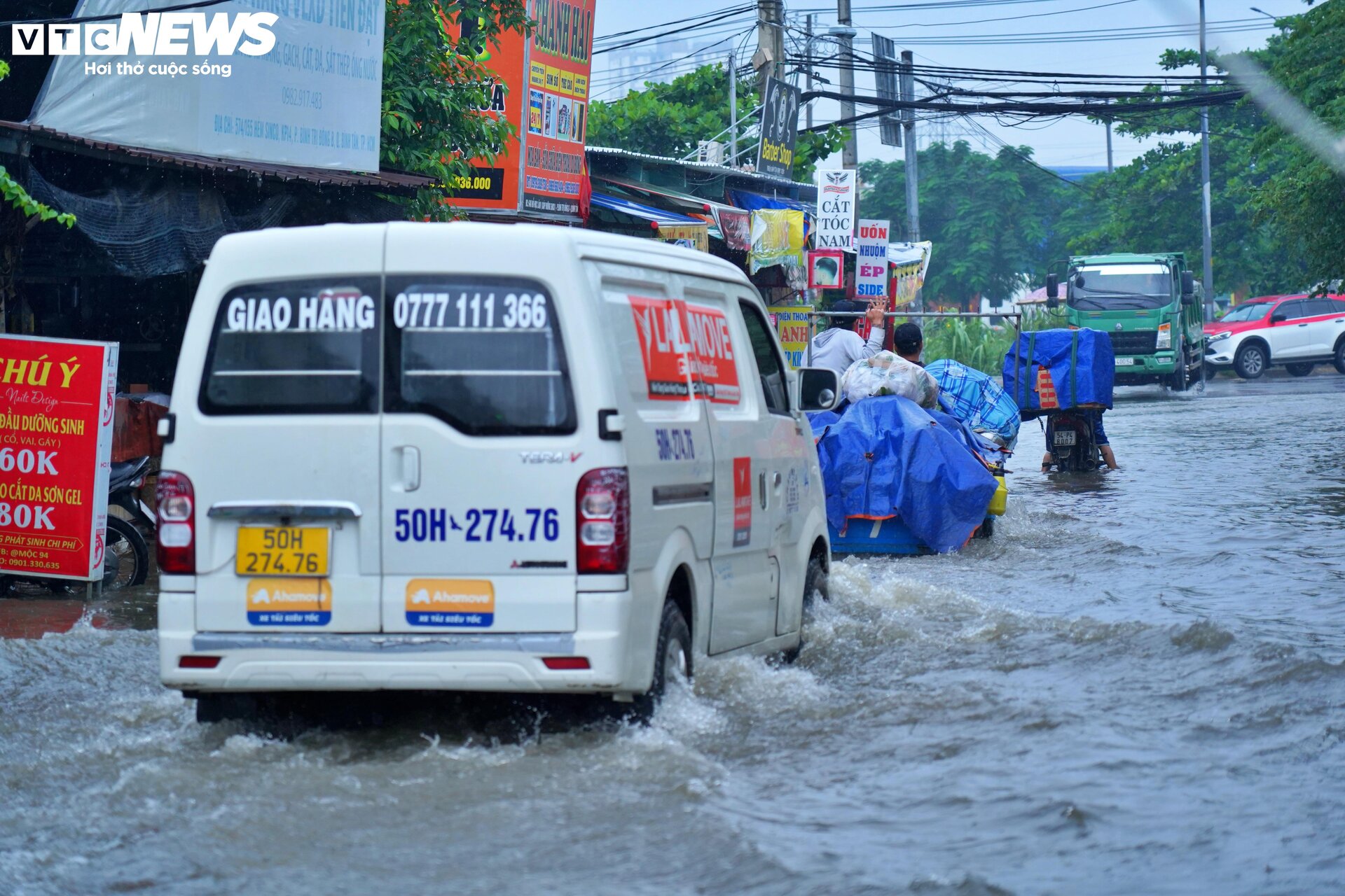 TP.HCM: Mưa kéo dài 5 tiếng, ô tô chết máy, người dân bì bõm lội giữa biển nước- Ảnh 14.