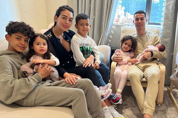 Mẹ của các con nhà Ronaldo là ai? - Ảnh 1.