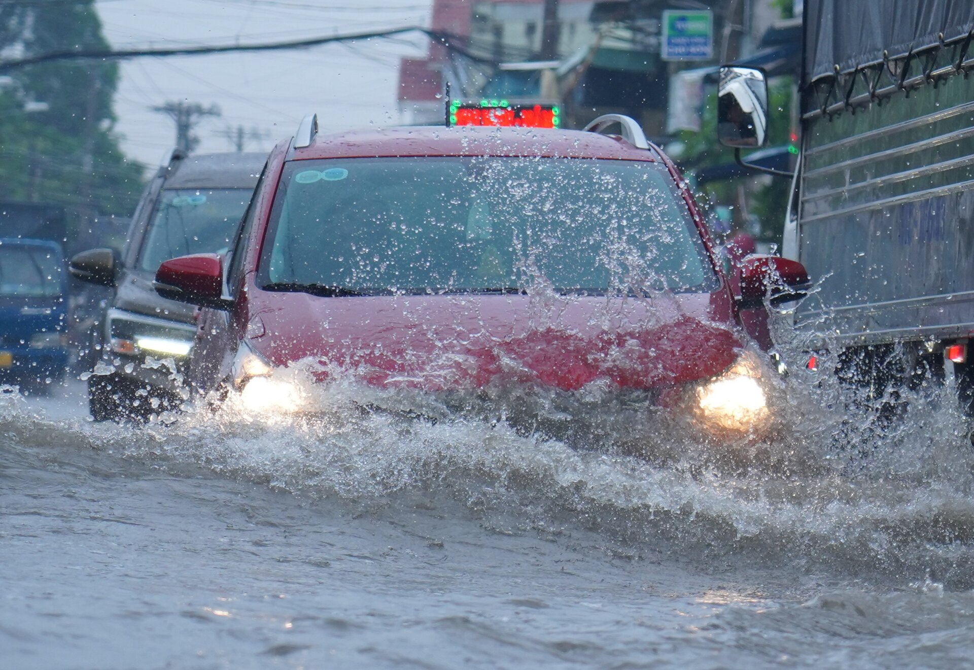 TP.HCM: Mưa kéo dài 5 tiếng, ô tô chết máy, người dân bì bõm lội giữa biển nước- Ảnh 7.