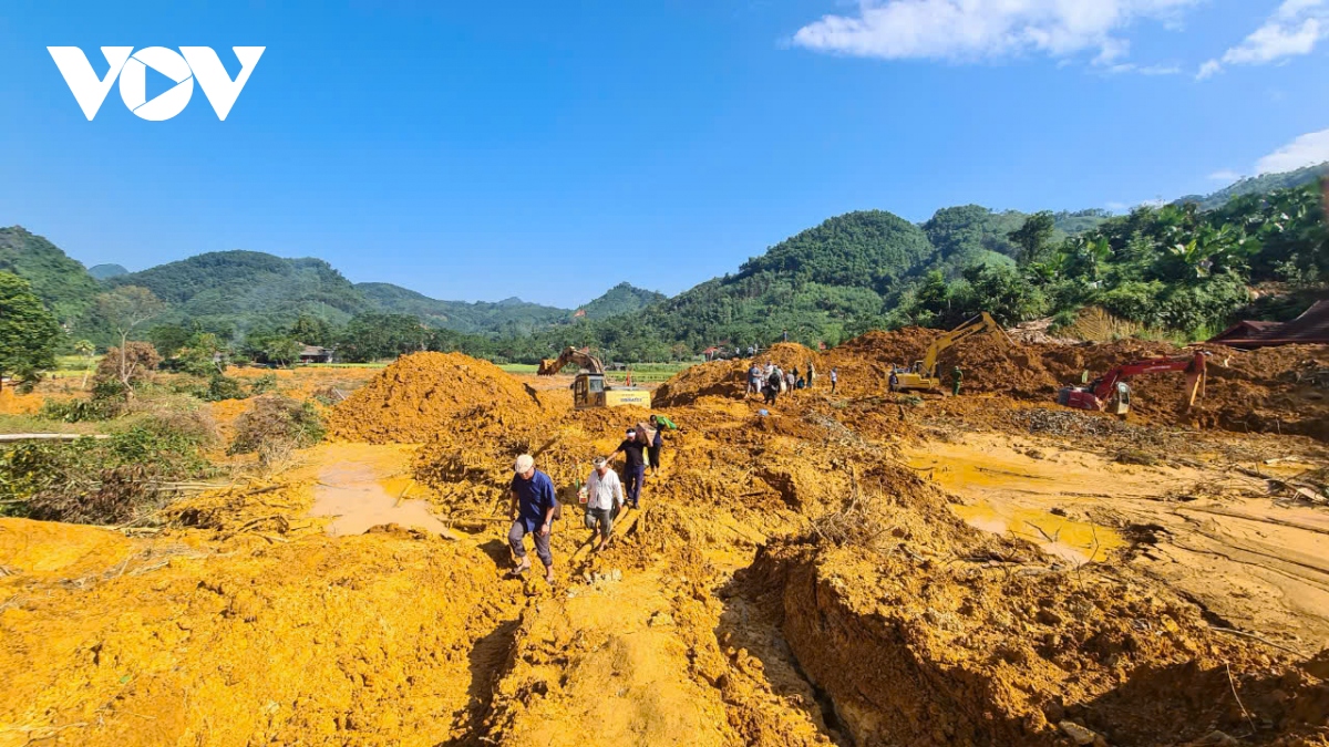 Không màng hiểm nguy, cứu 3 bà cháu thoát chết trong vụ sạt lở đất kinh hoàng - Ảnh 2.