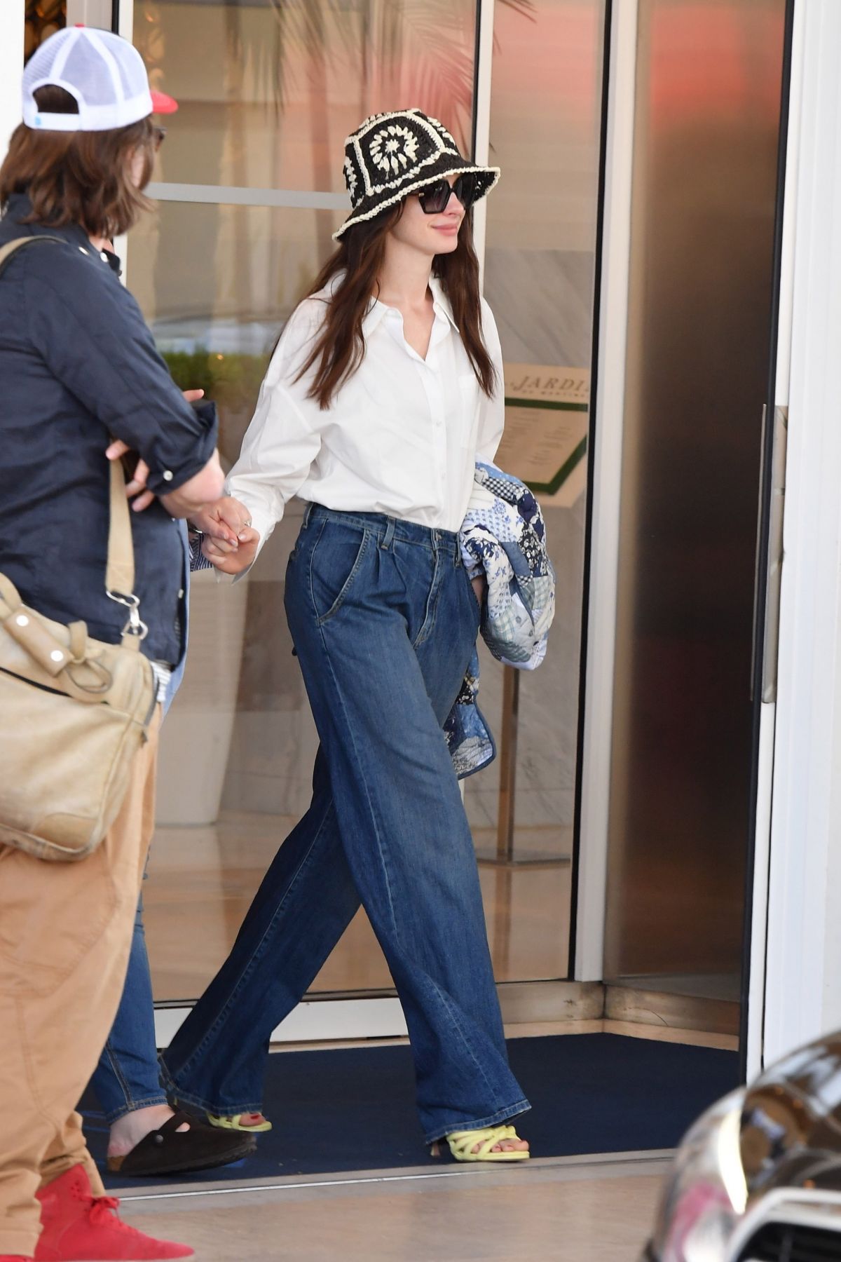 10 cách mặc quần jeans đẹp từ thu sang đông của Anne Hathaway - Ảnh 1.