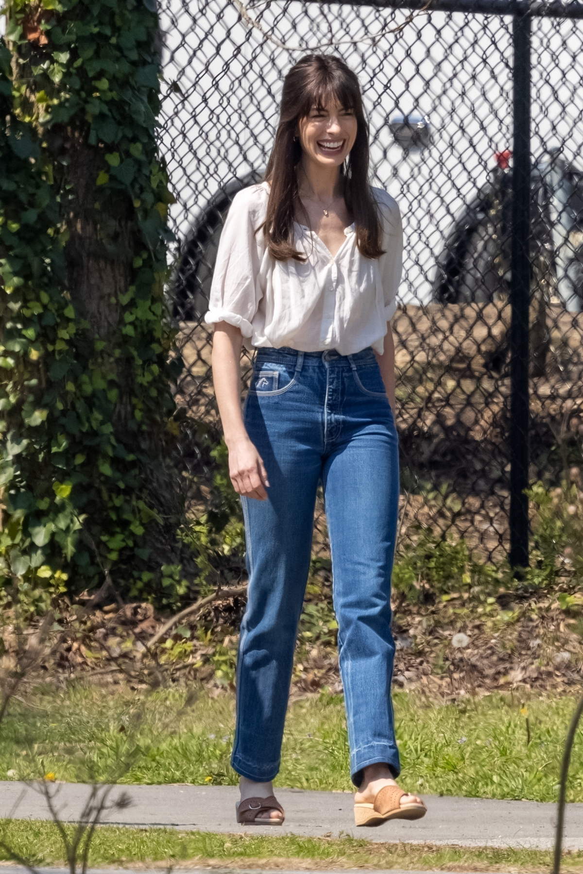 anne-hathaway-is-all-smiles-while-spotted-during-flowervale-street-filming-in-atlanta-georgia-21032410-1-1727001413910869736643.jpg