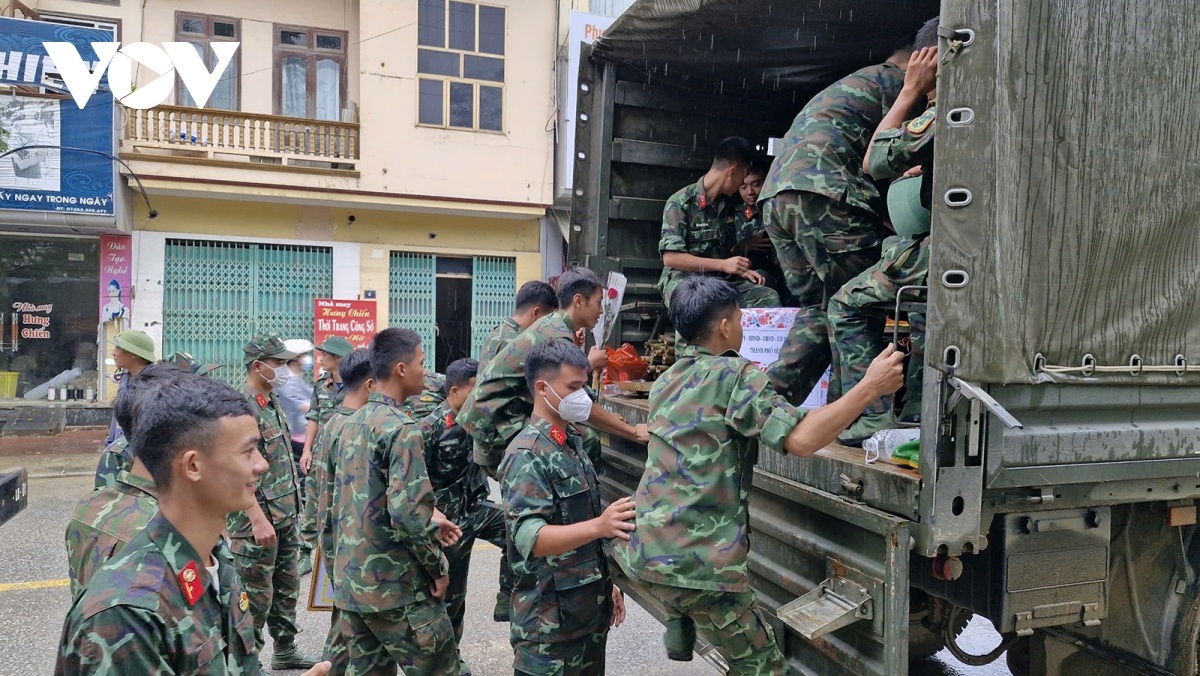 Cảm động hình ảnh người dân vùng lũ Yên Bái bịn rịn chia tay bộ đội - Ảnh 10.