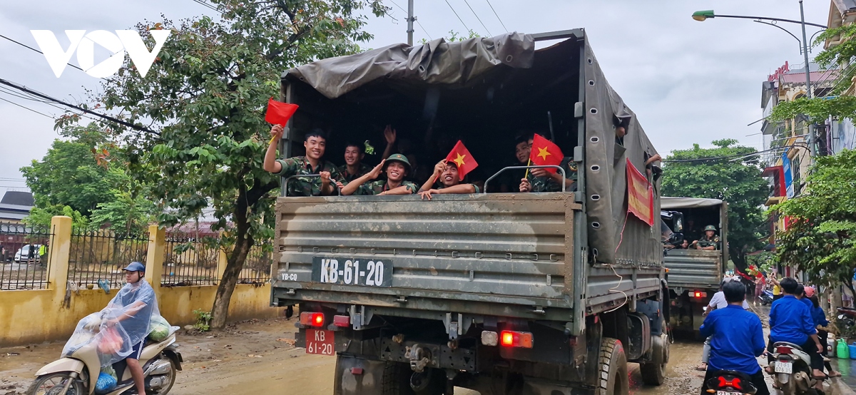 Cảm động hình ảnh người dân vùng lũ Yên Bái bịn rịn chia tay bộ đội - Ảnh 14.