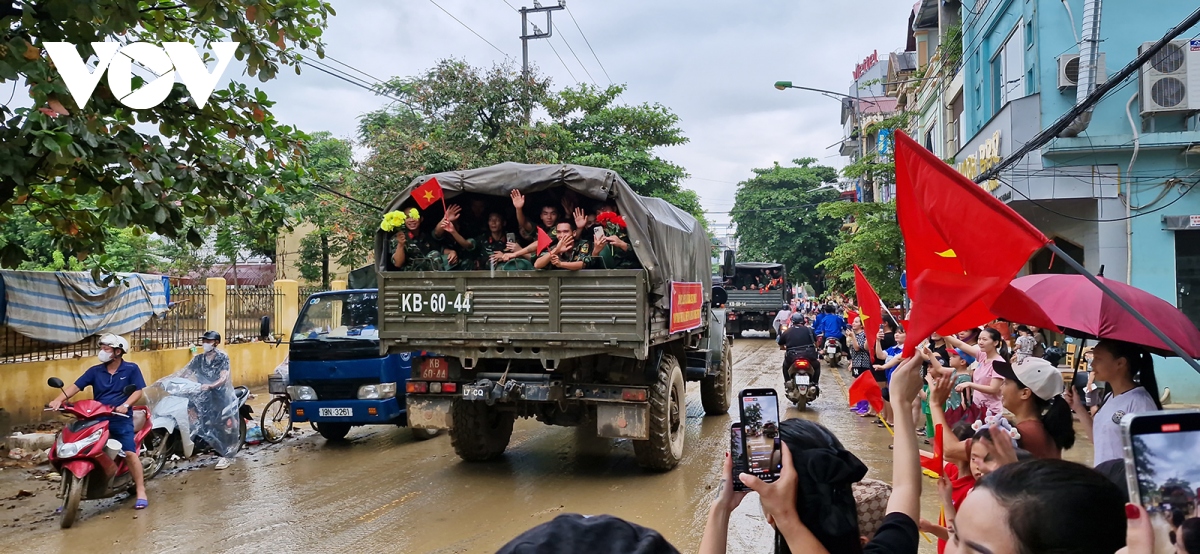 Cảm động hình ảnh người dân vùng lũ Yên Bái bịn rịn chia tay bộ đội - Ảnh 16.