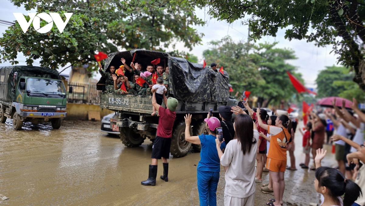 Cảm động hình ảnh người dân vùng lũ Yên Bái bịn rịn chia tay bộ đội - Ảnh 3.