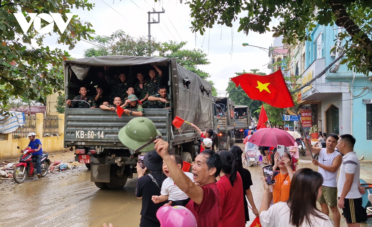 Cảm động hình ảnh người dân vùng lũ Yên Bái bịn rịn chia tay bộ đội - Ảnh 4.