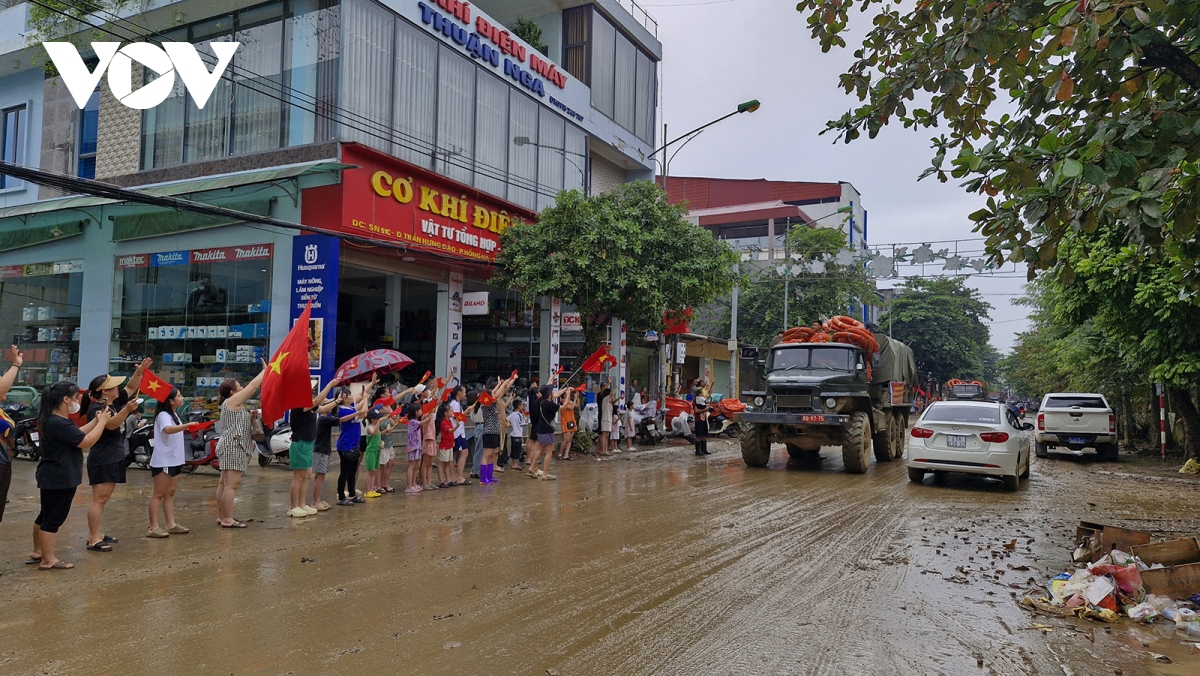 Cảm động hình ảnh người dân vùng lũ Yên Bái bịn rịn chia tay bộ đội - Ảnh 6.