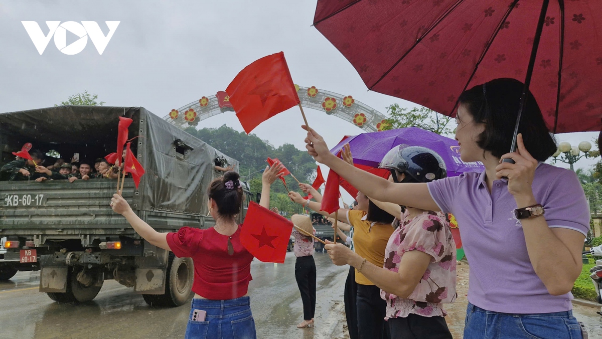 Cảm động hình ảnh người dân vùng lũ Yên Bái bịn rịn chia tay bộ đội - Ảnh 9.