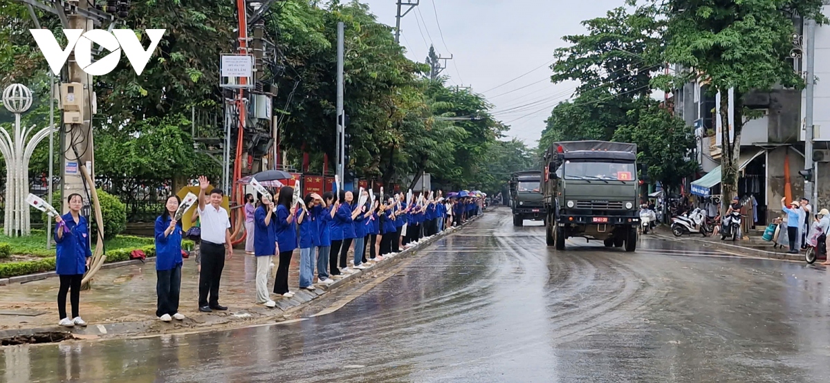 Cảm động hình ảnh người dân vùng lũ Yên Bái bịn rịn chia tay bộ đội - Ảnh 1.