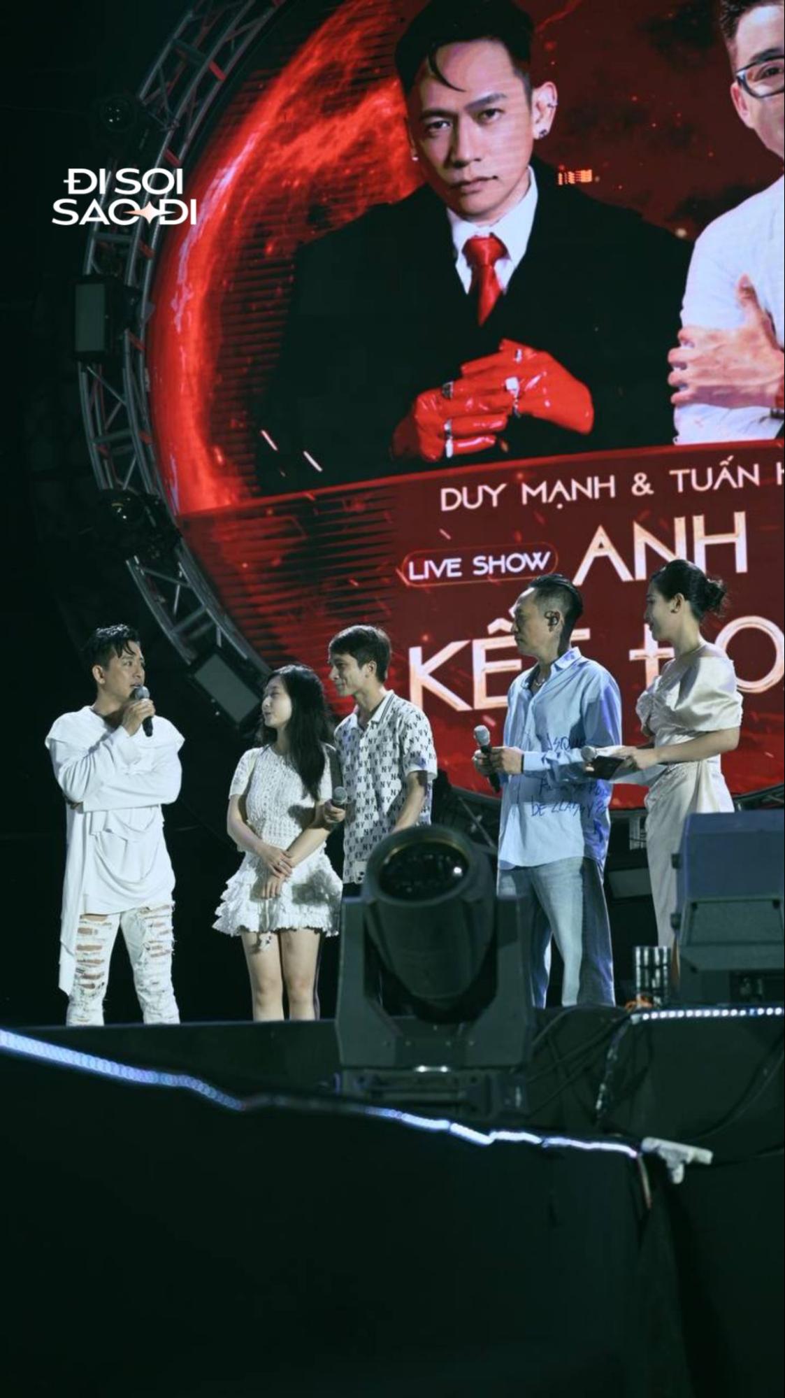 Tuấn Hưng quỳ lạy Duy Mạnh và loạt khoảnh khắc có 1-0-2 khiến netizen tưởng liveshow Anh Em Kết Đoàn là “đám cưới”- Ảnh 7.