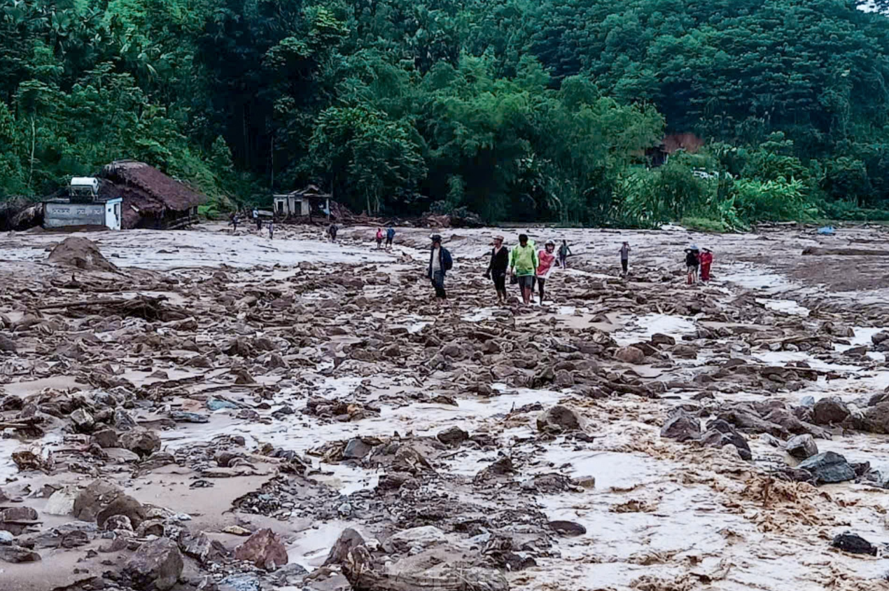 Tìm thấy thi thể bé trai 1 tuổi ở Làng Nủ: &quot;Sau 12 ngày, con tôi đã được gặp mẹ, bà và hai chị rồi&quot; - Ảnh 2.