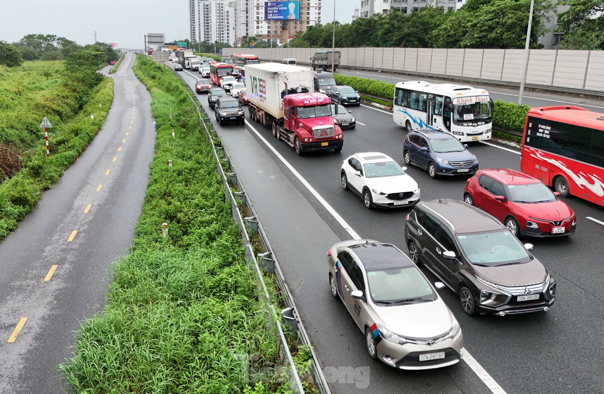 Mưa tầm tã cả ngày, cao tốc Pháp Vân - Cầu Giẽ ùn tắc nhiều giờ - Ảnh 6.