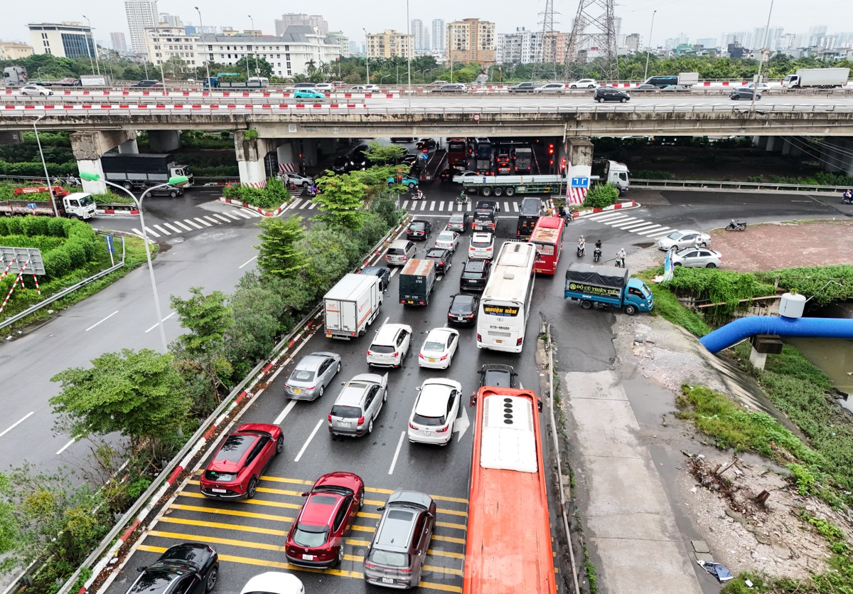 Mưa tầm tã cả ngày, cao tốc Pháp Vân - Cầu Giẽ ùn tắc nhiều giờ - Ảnh 7.