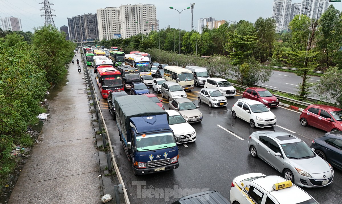 Mưa tầm tã cả ngày, cao tốc Pháp Vân - Cầu Giẽ ùn tắc nhiều giờ - Ảnh 9.