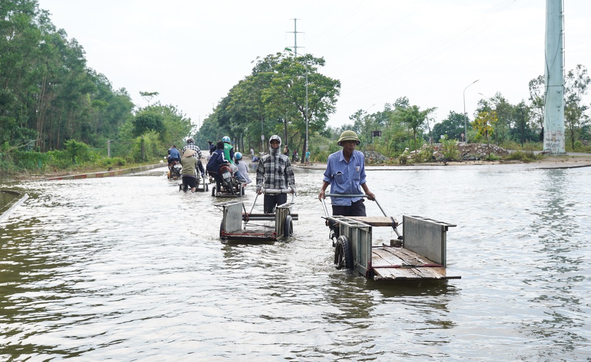 Người dân qua đại lộ Thăng Long bỏ 50.000 đồng/lượt xe bò để ‘vượt ngập’ - Ảnh 15.