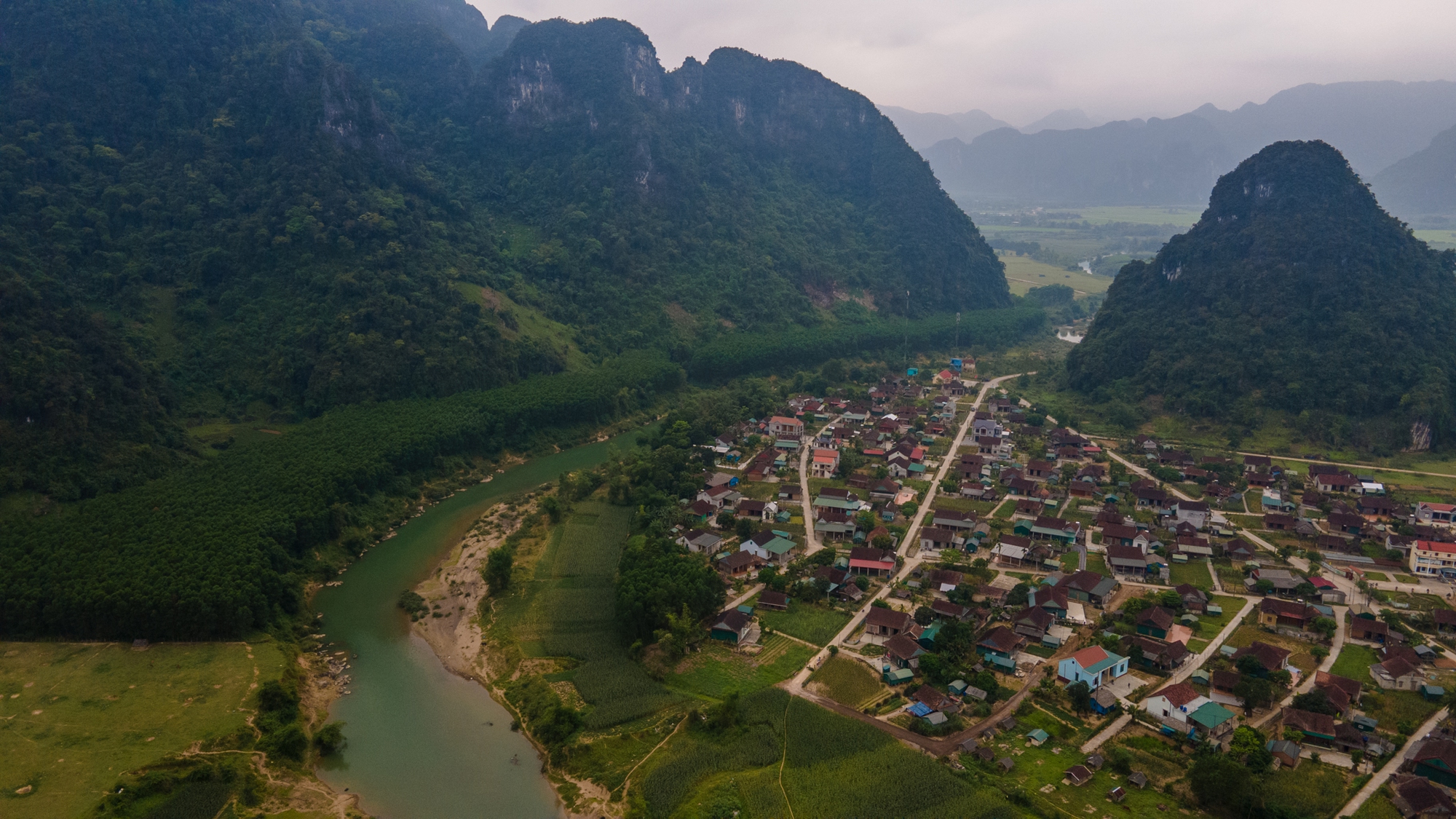 Lạ kỳ nơi người dân “sống vui với lũ” và chuyện nữ doanh nhân đứng sau những căn nhà “không bao giờ chìm” ở miền Trung - Ảnh 14.