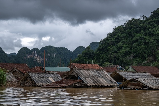 Lạ kỳ nơi người dân “sống vui với lũ” và chuyện nữ doanh nhân đứng sau những căn nhà “không bao giờ chìm” ở miền Trung - Ảnh 9.