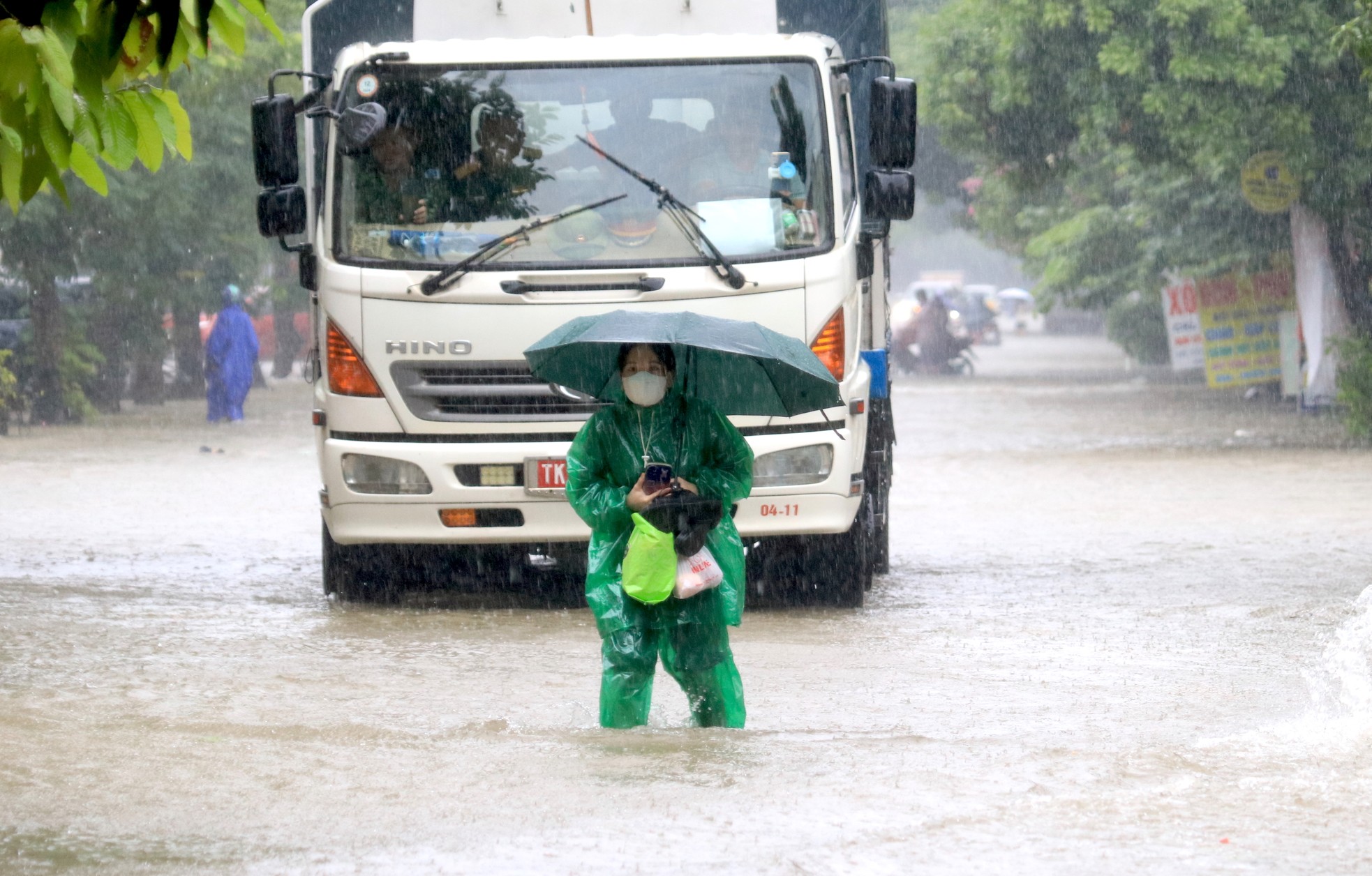 Đường ngập sâu, dân bì bõm mang thùng xốp làm thuyền kéo đồ trên phố- Ảnh 13.