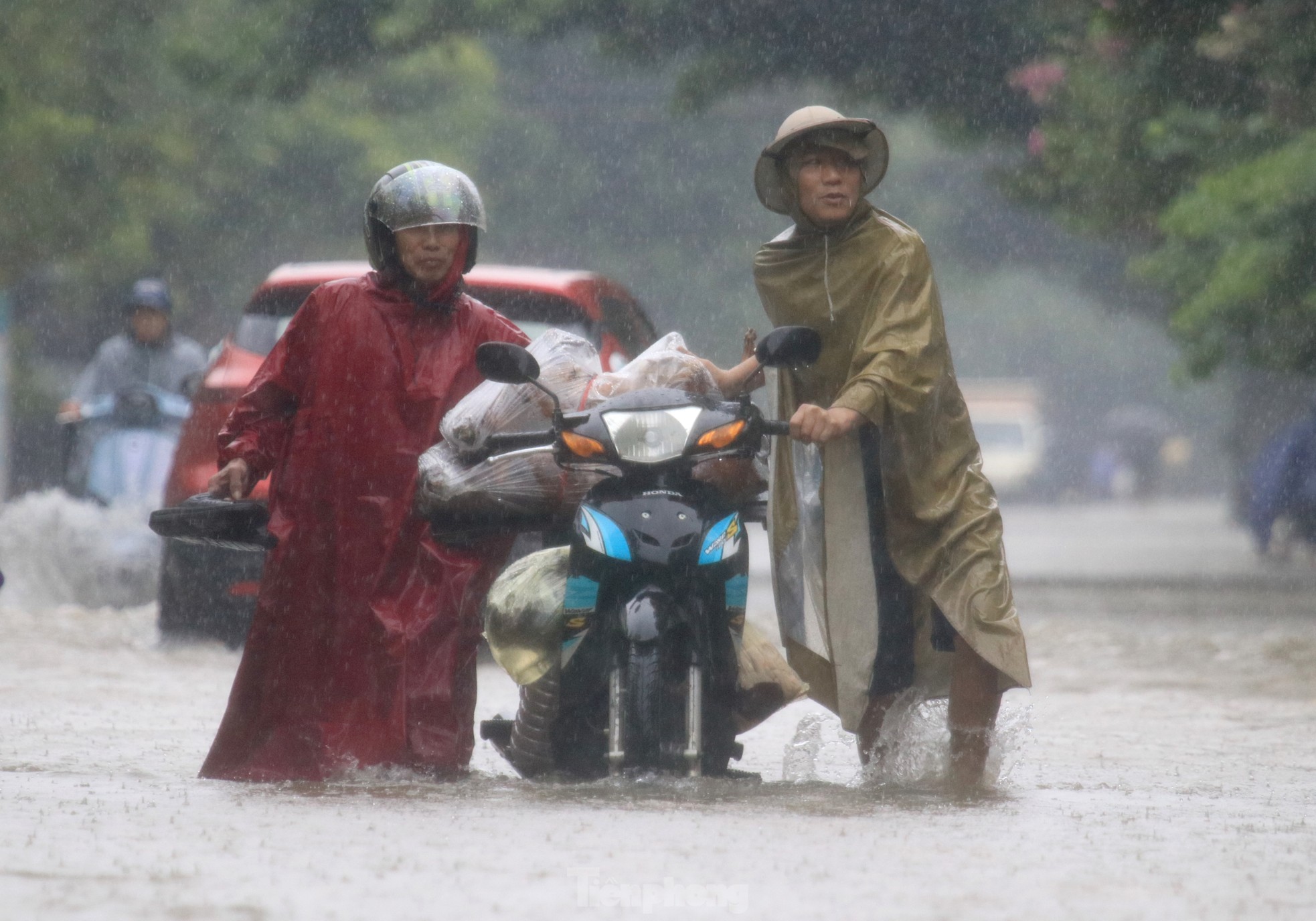 Đường ngập sâu, dân bì bõm mang thùng xốp làm thuyền kéo đồ trên phố- Ảnh 17.