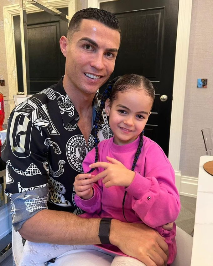 Ronaldo hỏi con gái 7 tuổi rằng tương lai muốn làm nghề gì, ngỡ ngàng với câu trả lời nhận được - Ảnh 3.