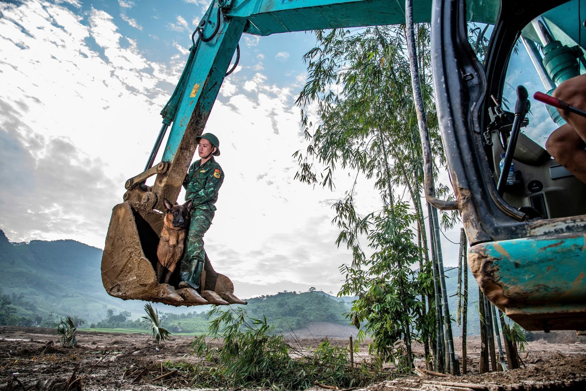 Cảm động những chú quân khuyển Biên phòng làm nhiệm vụ tại Làng Nủ - Ảnh 1.