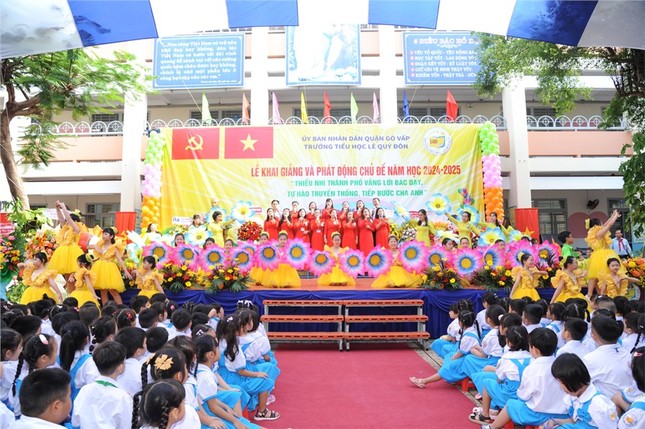 Trường tiểu học chỉ phát giấy khen học sinh ủng hộ bão lũ từ 100.000 đồng trở lên bị giải trình - Ảnh 1. Trường tiểu học chỉ phát giấy khen học sinh ủng hộ bão lũ từ 100.000 đồng trở lên bị giải trình - Ảnh 1.
