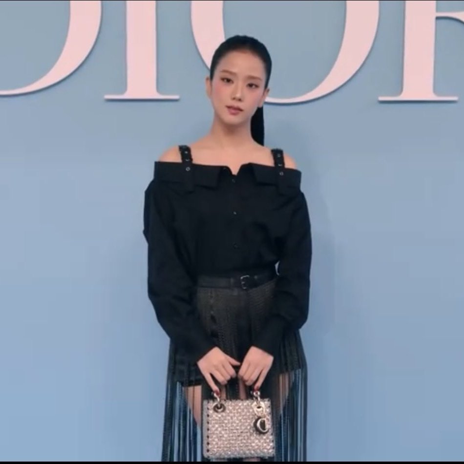 Jisoo đổ bộ Paris Fashion Week: Đẹp sang chảnh hết nấc, hội ngộ cả bạn trai Lisa và Anya Taylor-Joy- Ảnh 2.