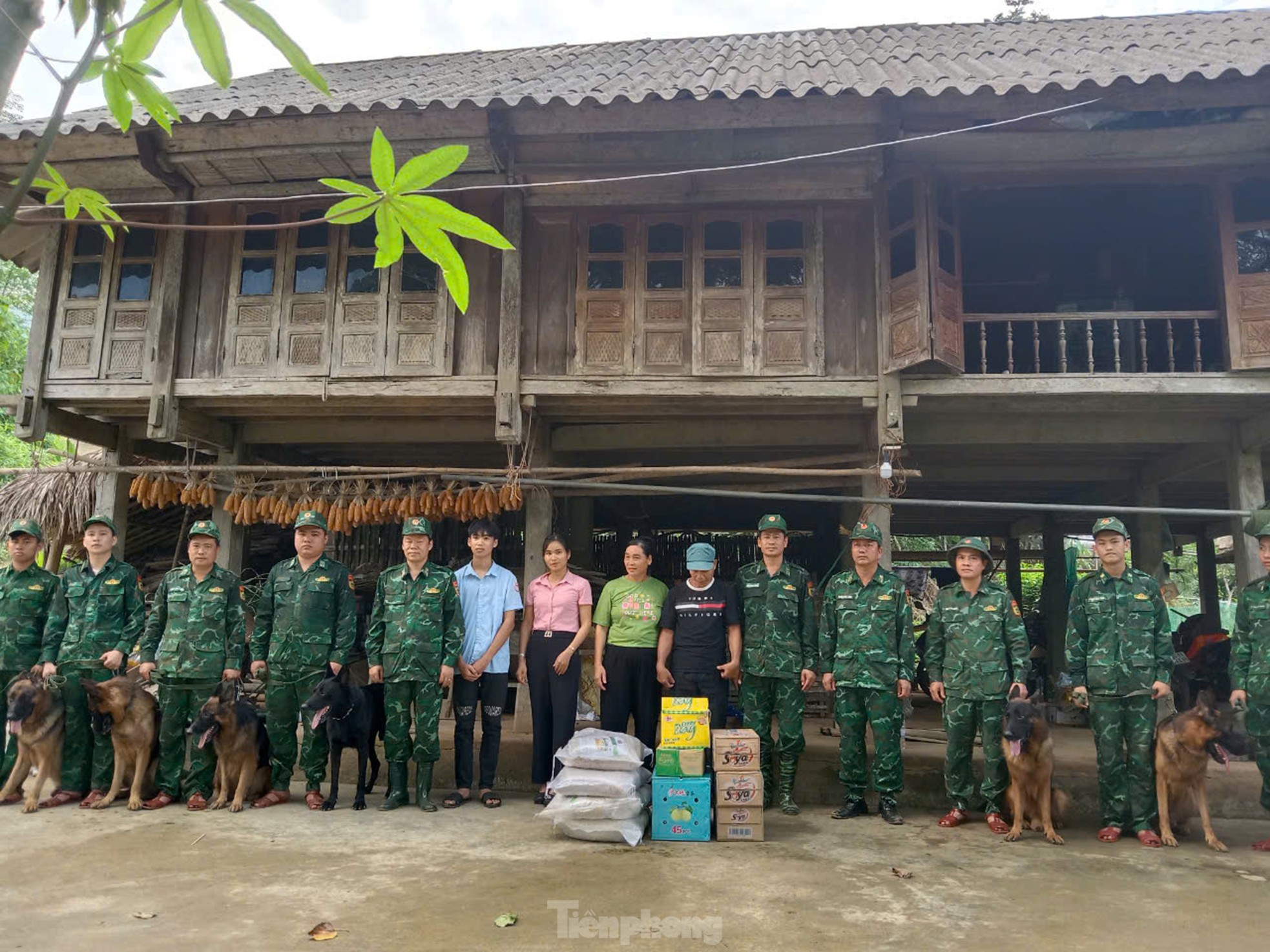 Bịn rịn những người lính chia tay Làng Nủ - Ảnh 1.