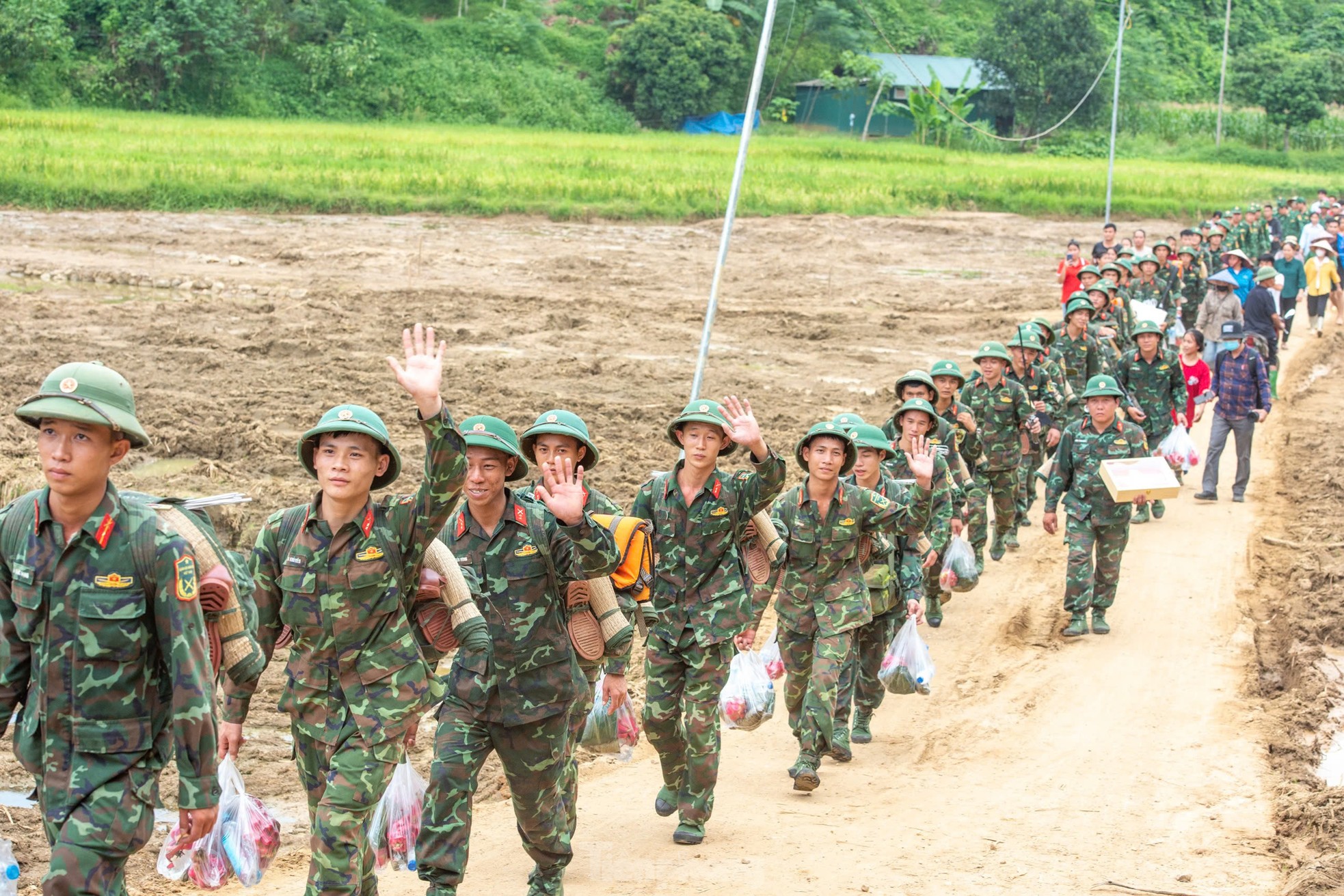 Bịn rịn những người lính chia tay Làng Nủ - Ảnh 16.