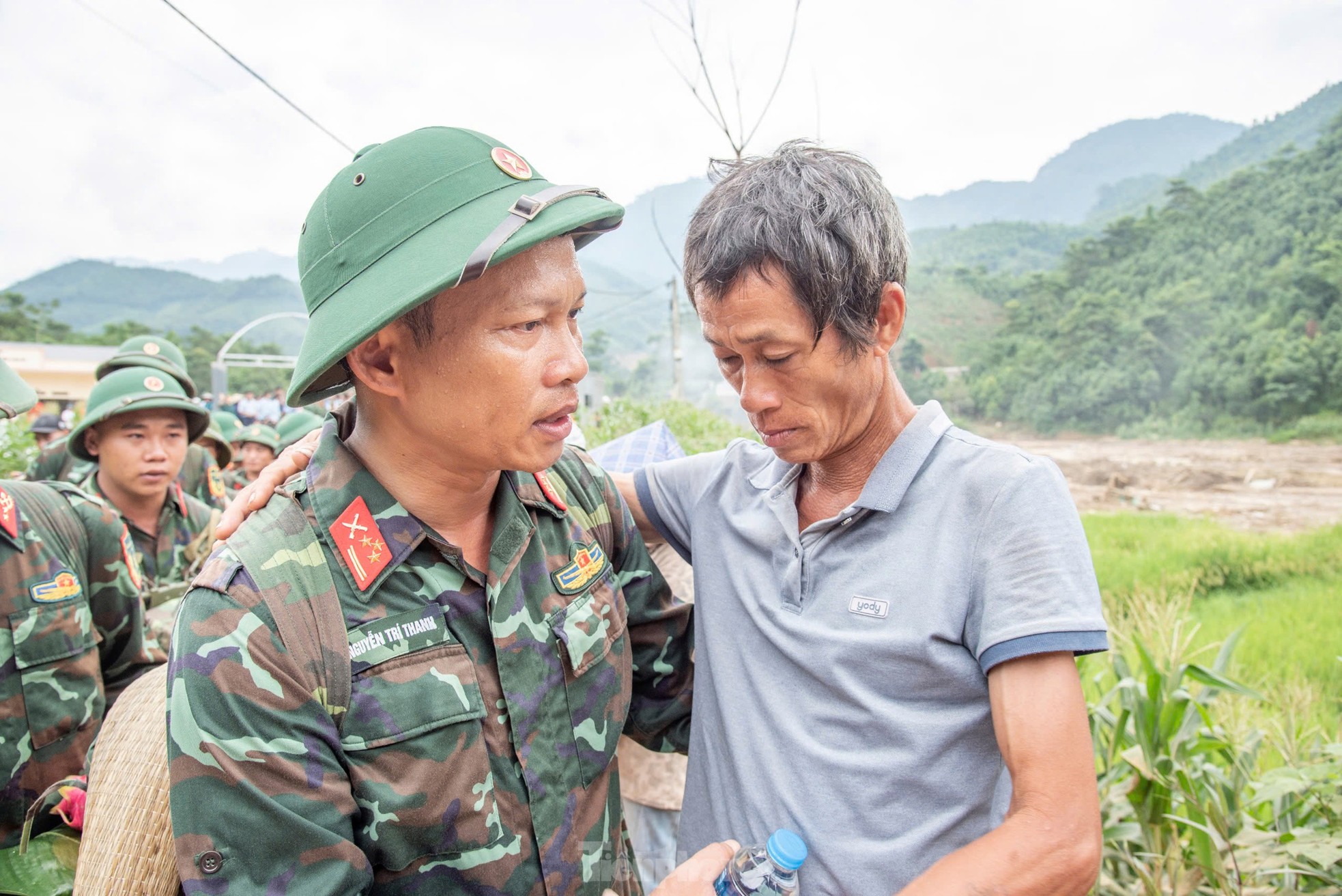 Bịn rịn những người lính chia tay Làng Nủ - Ảnh 12.