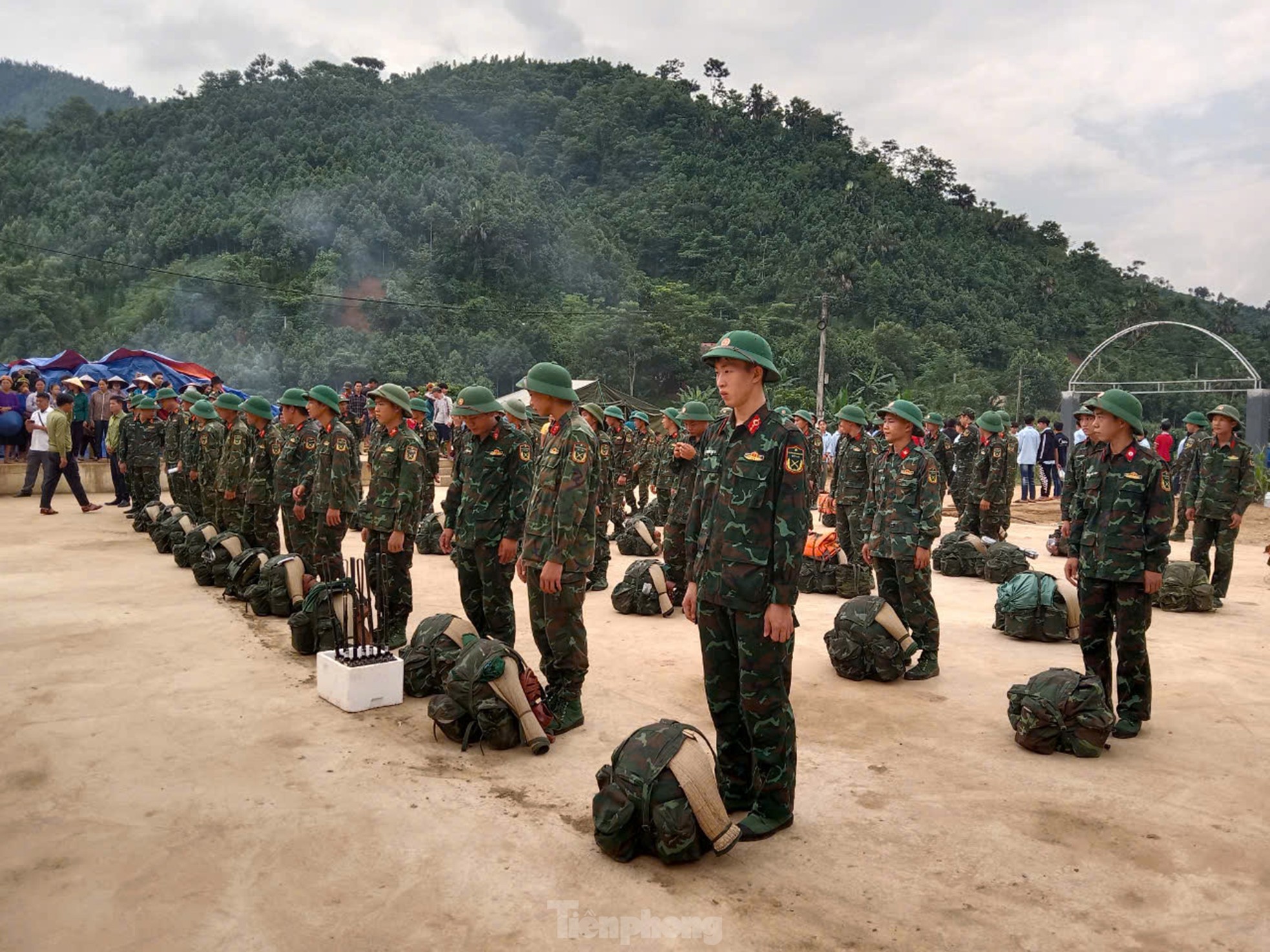 Bịn rịn những người lính chia tay Làng Nủ - Ảnh 3.