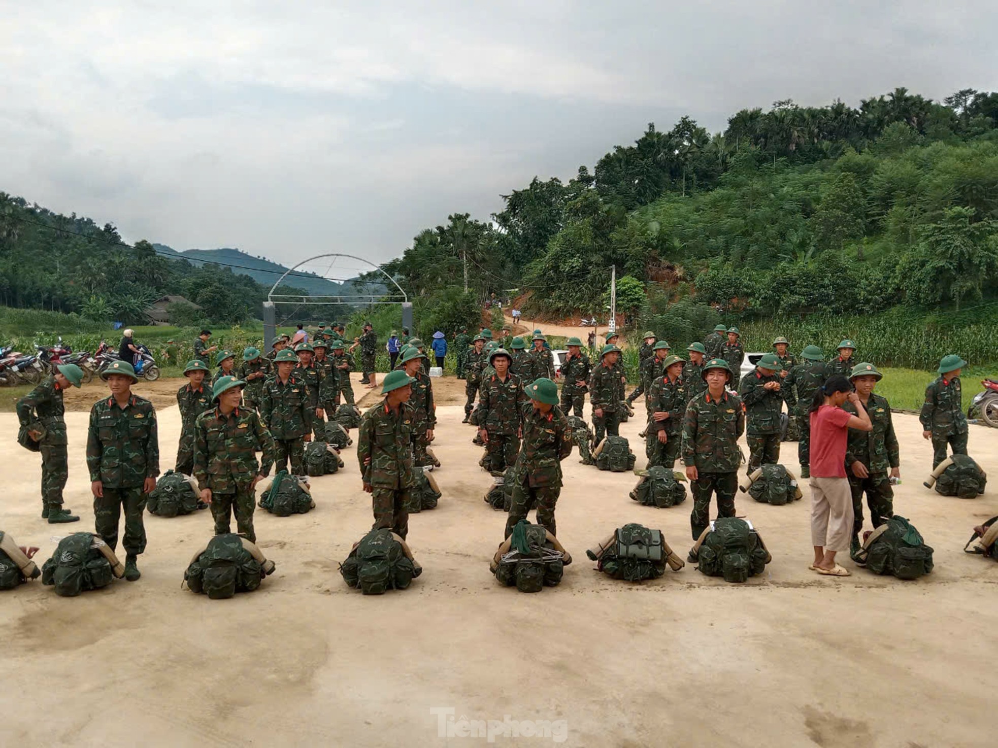 Bịn rịn những người lính chia tay Làng Nủ - Ảnh 4.