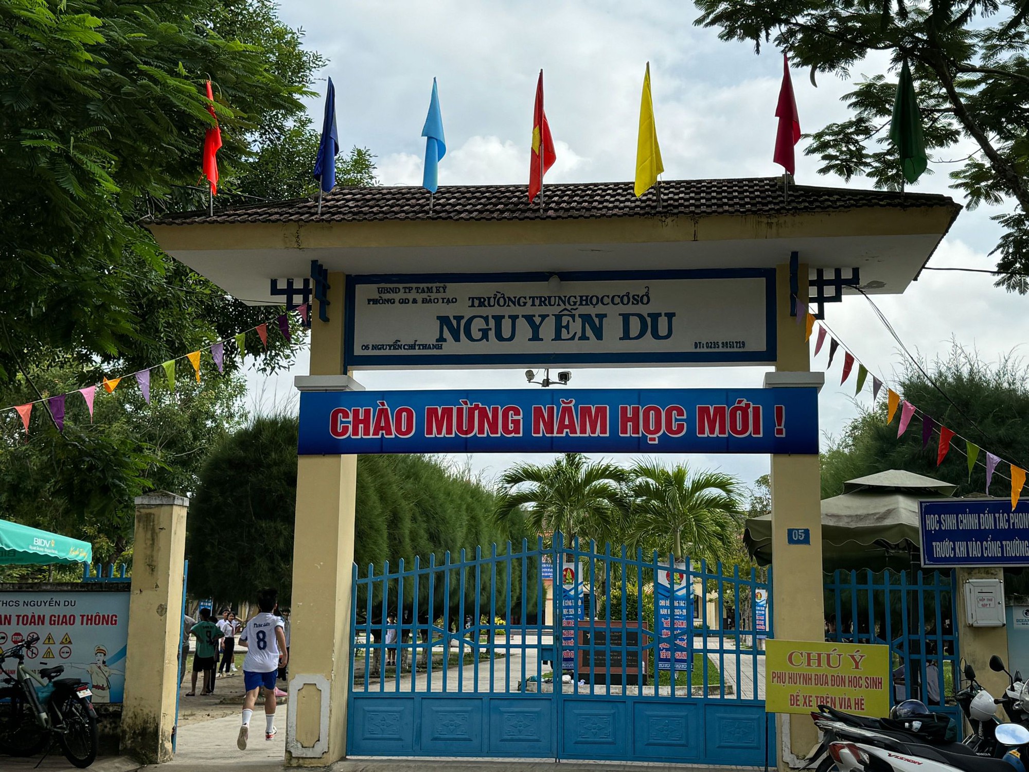 Con bị đ&aacute;nh, cha v&agrave;o lớp học đ&aacute;nh học sinh lớp 8- Ảnh 1.