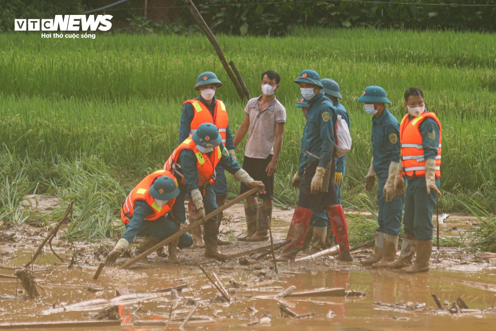 Bộ đội vượt khó khăn tìm kiếm nạn nhân trận lũ quét Làng Nủ - Ảnh 3.