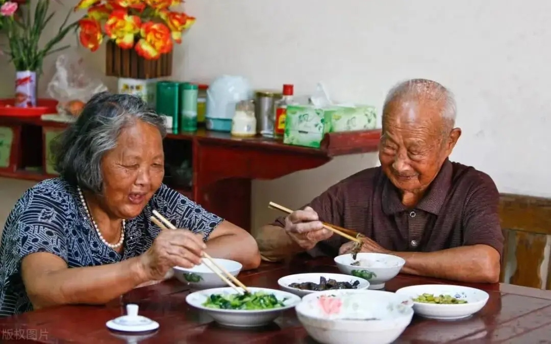 Nhìn vào bữa ăn có thể biết một người sống được bao lâu: Người sống thọ thường có 5 đặc điểm này khi ăn uống