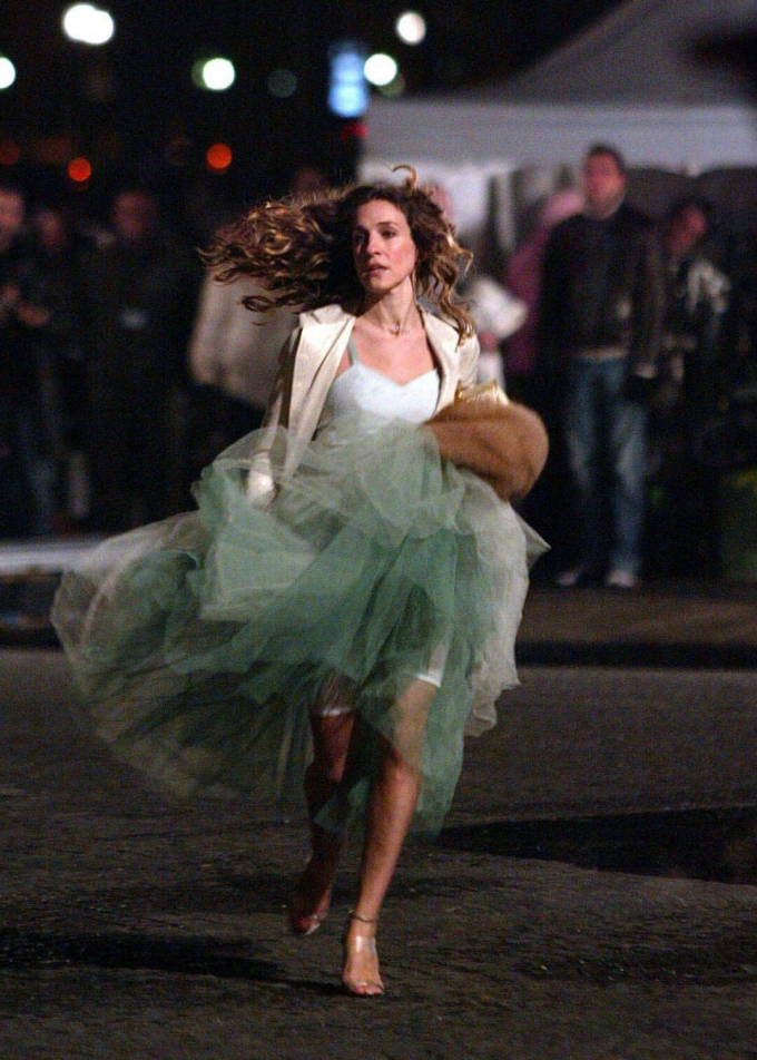 fashion-2016-03-carrie-bradshaw-running-in-tutu-in-paris-main-0133-1727326140685-17273261408241647894416.jpg