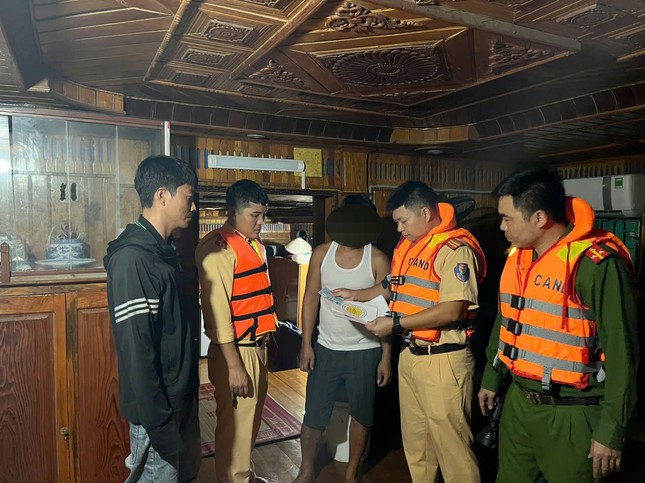 Cảnh sát truy đuổi tàu hút cát trái phép trên sông Hồng trong đêm - Ảnh 2. Cảnh sát truy đuổi tàu hút cát trái phép trên sông Hồng trong đêm - Ảnh 2.