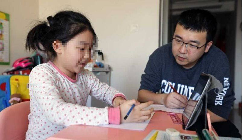 Con gái được nhận vào trường điểm, sau 4 năm học, ông bố bất ngờ được nhà trường thông báo: "Con anh không đủ điều kiện học trường chúng tôi"- Ảnh 1. Con gái được nhận vào trường điểm, sau 4 năm học, ông bố bất ngờ được nhà trường thông báo: "Con anh không đủ điều kiện học trường chúng tôi"- Ảnh 1.
