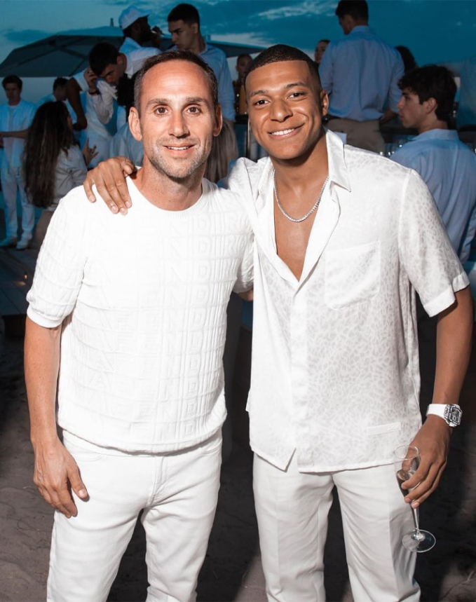 Famous football star with hundreds of millions of followers had his photo posted of him attending the "White Party", what is the truth? - Photo 2.