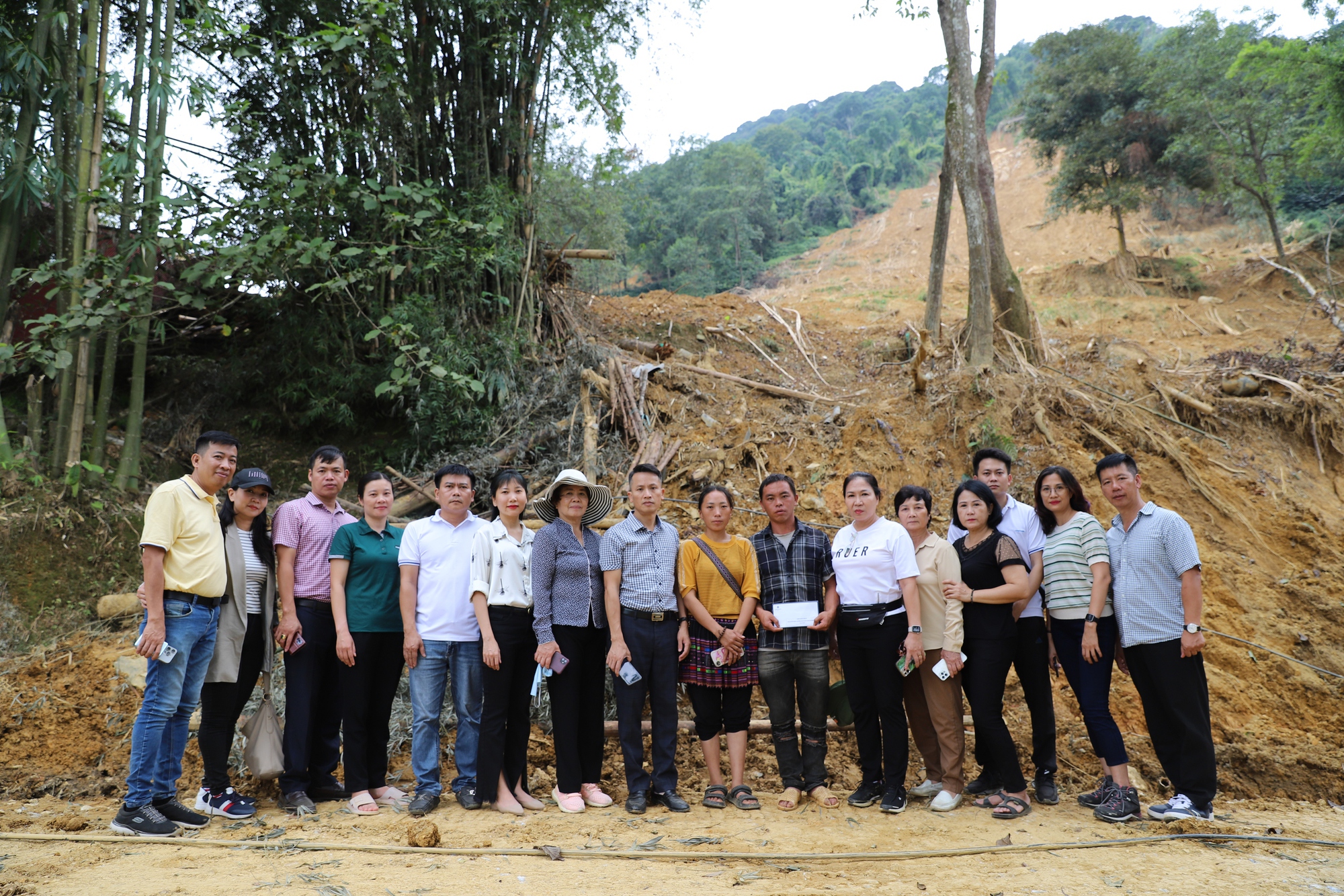 Người đàn ông mất cả gia đình em trai trong trận sạt lở ở Si Ma Cai: Nghe tiếng kêu cứu mà bất lực - Ảnh 3.