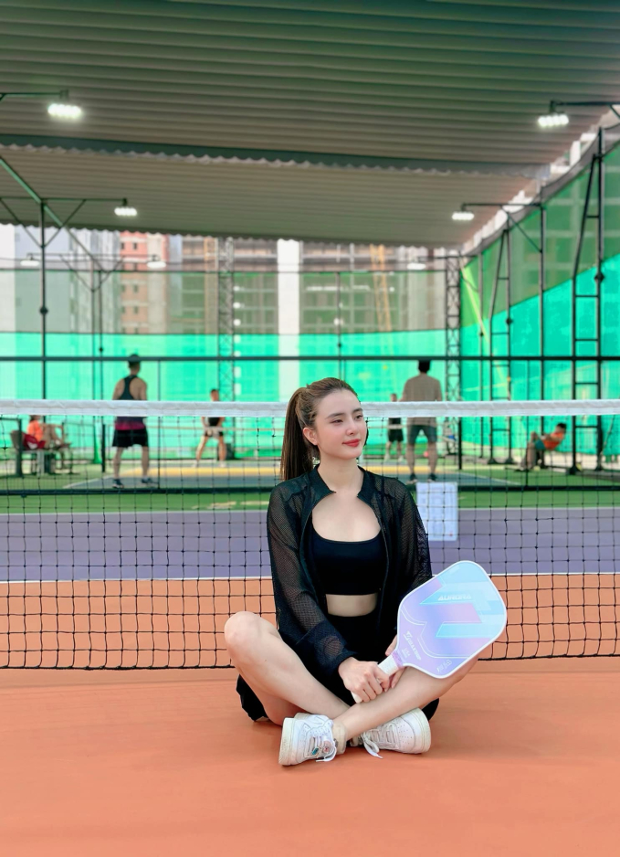 Phản ứng của dân mạng khi em gái Công Vinh mặc áo 2 dây, váy ngắn chơi pickleball- Ảnh 2.