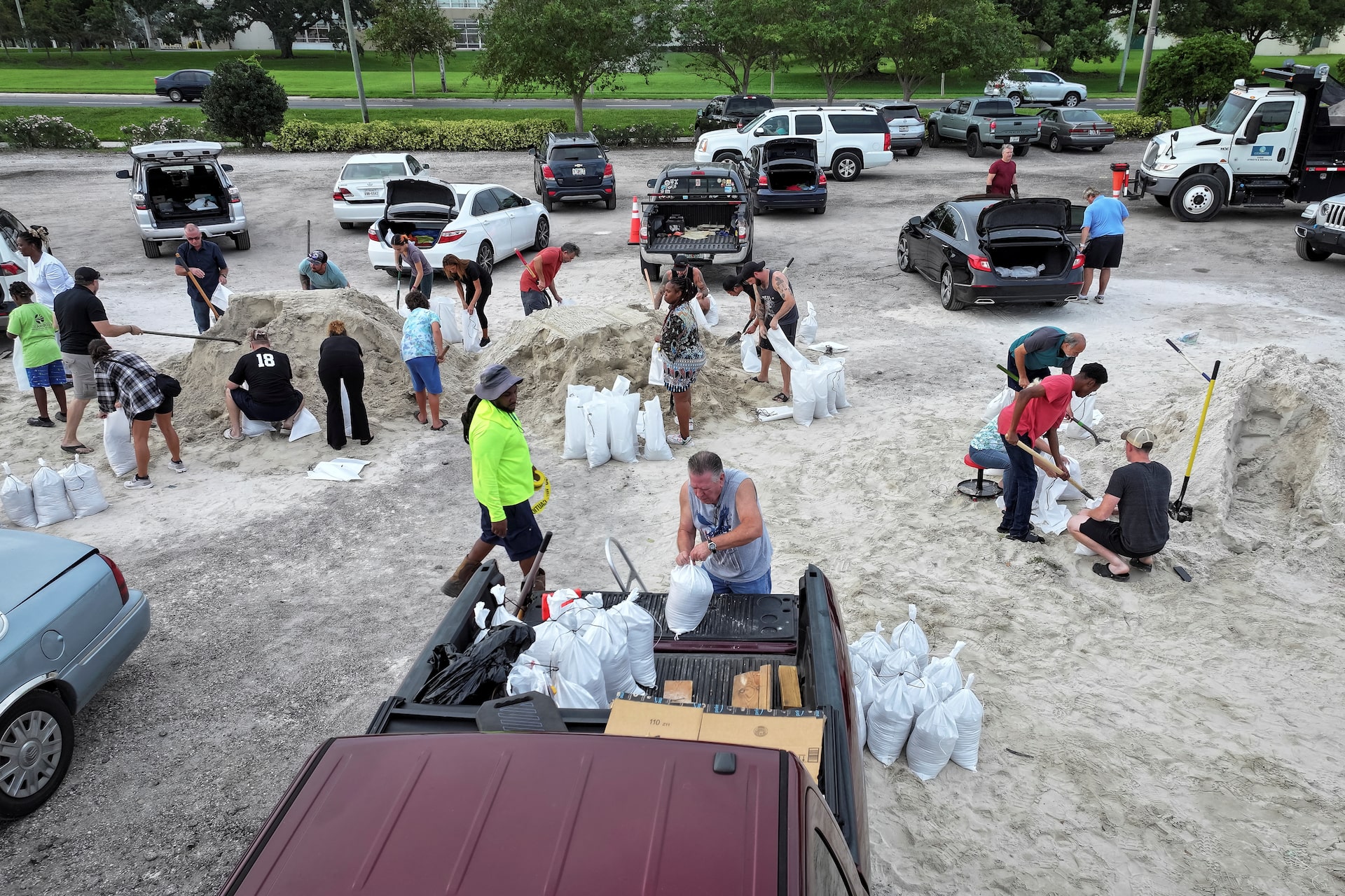 Người dân đang lấp đầy các bao cát trước khi bão đổ bộ vào Big Bend hôm 25-9. Ảnh: Reuters