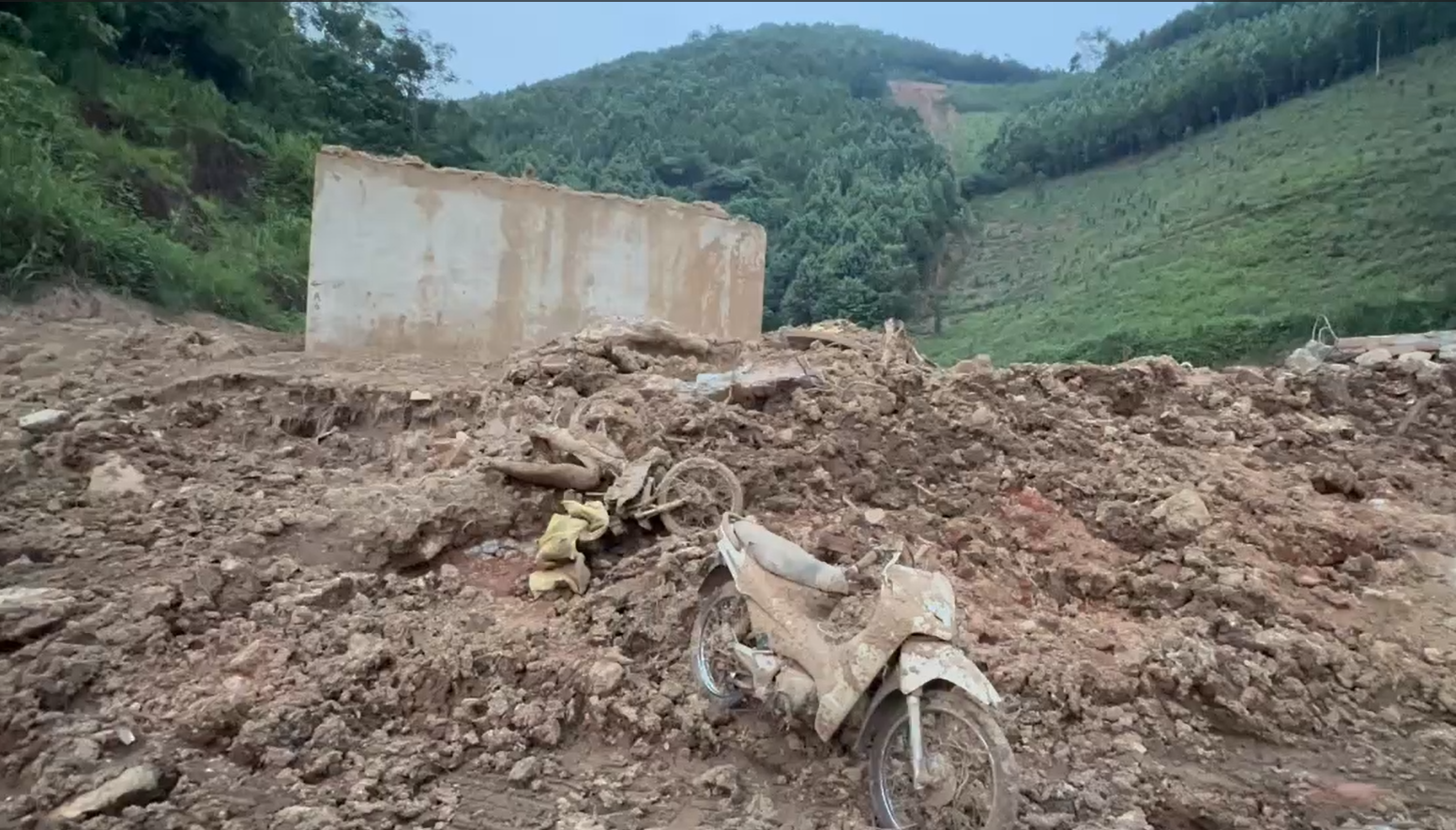 Người đàn ông mất cả gia đình em trai trong trận sạt lở ở Si Ma Cai: Nghe tiếng kêu cứu mà bất lực - Ảnh 11.